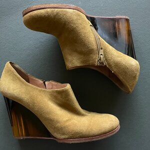 Anthropologie Rebeca Sanver Green Suede Heels with Amber Lucite Wedge Size 7.5
